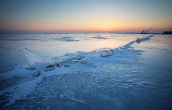 Paisagem de inverno com rachaduras no lago congelado perto da costa — Fotografia de Stock