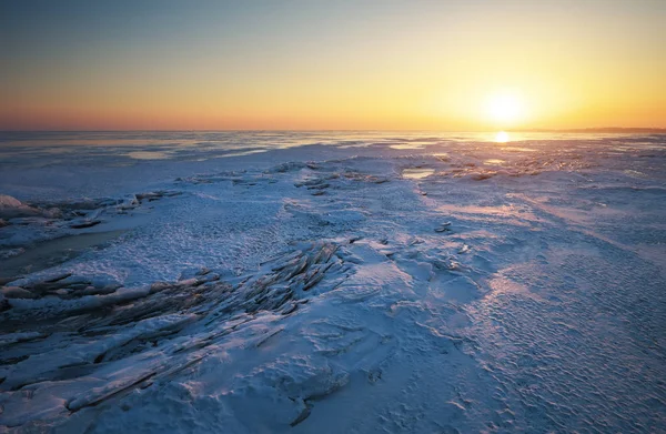 Winterlandschap Met Bevroren Meer Zonsondergang Hemel — Stockfoto