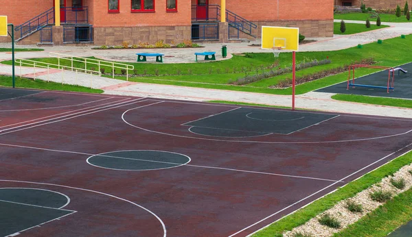 Okul bahçesinde basketbol için bir oyun alanı ile. 