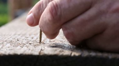 Vida ahşap içine tahrik ediliyor. Vidalı elektrikli Matkap tarafından sıkılır.