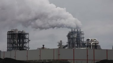 Atmosferik hava kirliliği endüstriyel duman şimdi. Boru çelik fabrikası. Kalın duman ve Buhar Mdf üretim. Sonbahar bulutlu gün çalışır.