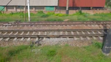 Yüksek hızda hareket eden tren yolu görünümünü kapatın. Kamera demiryolu hareket eder..