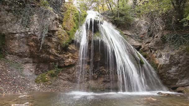 Waterfall Jur-Jur in Cremea. Beautiful autumn landscape — Stock Video