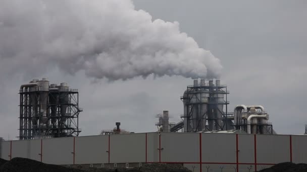 Atmosferische luchtverontreiniging door emissies van industriële rook nu. Pijp staalbedrijf. Dikke rook en stoom voor de productie van Mdf. Werken in het najaar bewolkte dag. — Stockvideo
