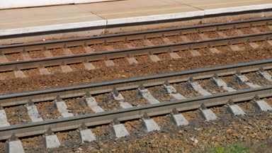 Yüksek hızda hareket eden tren yolu görünümünü kapatın. Kamera demiryolu hareket eder..