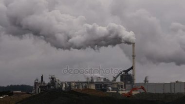 Atmosferik hava kirliliği endüstriyel duman şimdi. Boru çelik fabrikası. Kalın duman ve Buhar Mdf üretim. Sonbahar bulutlu gün çalışır.
