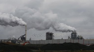 Atmosferik hava kirliliği endüstriyel duman şimdi. Boru çelik fabrikası. Kalın duman ve Buhar Mdf üretim. Sonbahar bulutlu gün çalışır.