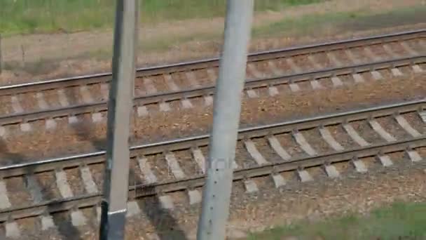 철도 트랙 고속 이동의 보기를 닫습니다. 철도 따라 카메라 이동. — 비디오