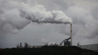 Atmosferik hava kirliliği endüstriyel duman şimdi. Boru çelik fabrikası. Kalın duman ve Buhar Mdf üretim.