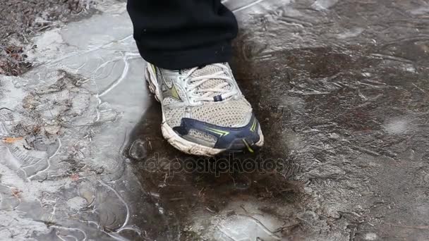 Нога Человека Измельчает Лёд Луже Зимой — стоковое видео