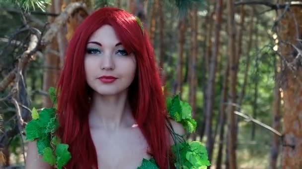 美丽的女孩在一个超级英雄的服装摆在森林里 女性角色扮演 — 图库视频影像