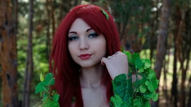 森でポーズをとるスーパー ヒーローの衣装で美しい少女 女性コスプレ文字 — ストック動画
