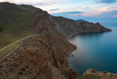 Sea Spring Körfezi. Dağın manzarası. Doğa bileşimi.