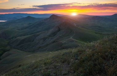 Gün doğarken Dağ Vadisi. Doğal yaz manzarası