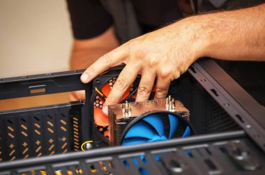 Bilgisayar teknisyeni bilgisayarın sistemi yükler. PC montaj