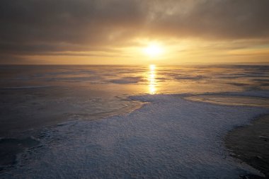 Kış manzara kıyıya yakın donmuş göl üzerinde çatlaklar ile bir
