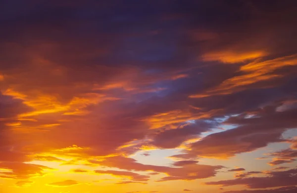 燃えるようなオレンジと赤の色の夕焼け空 美しい背景 — ストック写真