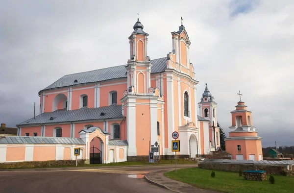 Построена в стиле барокко в историческом католическом храме — стоковое фото