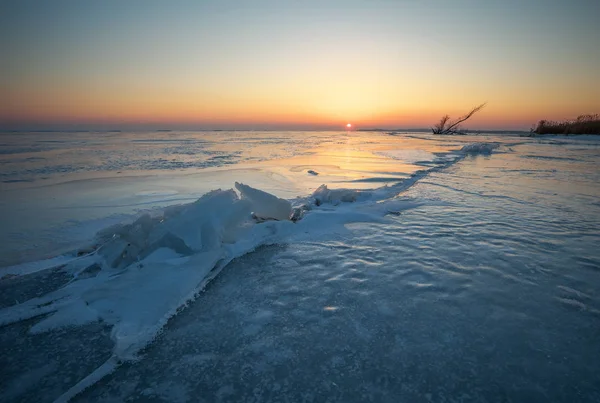 海岸近くに凍った湖に亀裂のある冬景色、 — ストック写真
