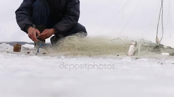 Halászbástya Hal Húzni Lyukon Egy Befagyott Téli Halászat — Stock videók