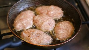 Kıyma bir tavada kızarmış pirzola