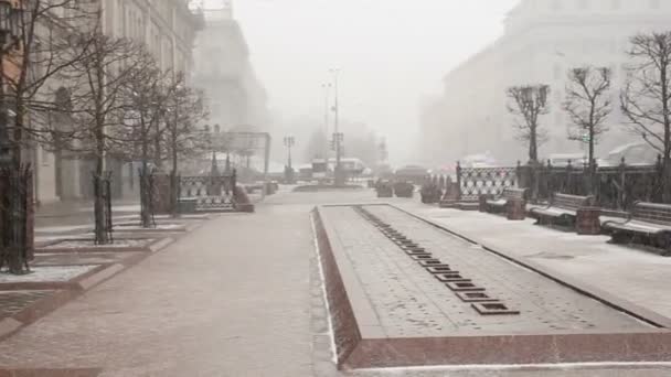 Śnieg Spadają Nieba Mieście Miasta Zimie Ludzie Chodzą Snowy Pogody — Wideo stockowe