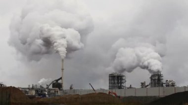 Atmosferik hava kirliliği endüstriyel duman şimdi. Boru çelik fabrikası. Kalın duman ve Buhar Mdf üretim.