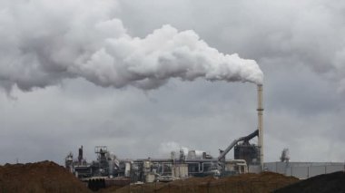 Atmosferik hava kirliliği endüstriyel duman şimdi. Boru çelik fabrikası. Kalın duman ve Buhar Mdf üretim.