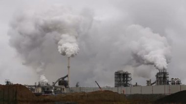 Atmosferik hava kirliliği endüstriyel duman şimdi. Boru çelik fabrikası. Kalın duman ve Buhar Mdf üretim.