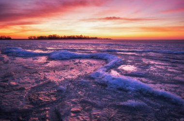gün batımı fiery sky ile kış manzarası. doğanın kompozisyon. 