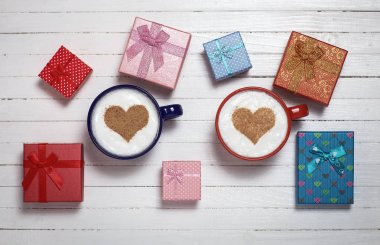 İki bardak kahve kalp şekli sembolü ve hediye kutusu ile