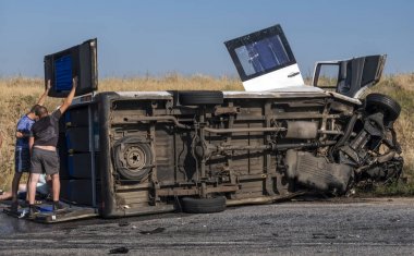 Servis otobüsü ile araba çarpışma sonra teslim etti. 