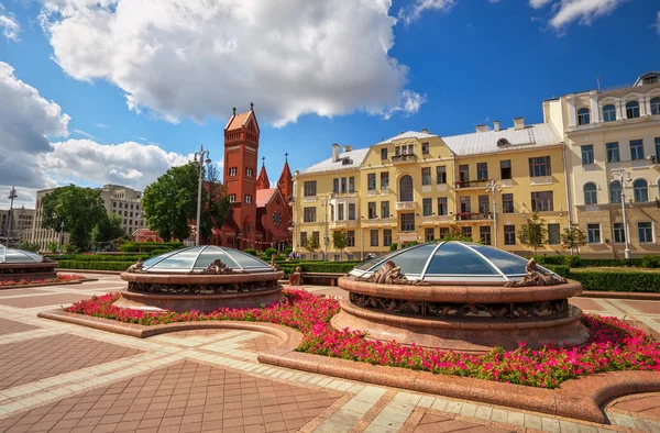Imagem da bela Praça da Independência em Minsk — Fotografia de Stock