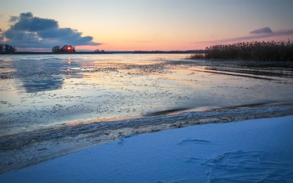 Paesaggio invernale con lago ghiacciato e cielo al tramonto. — Foto Stock