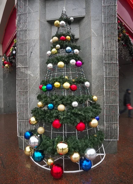 カラフルなボールで飾られた美しいクリスマス ツリー — ストック写真