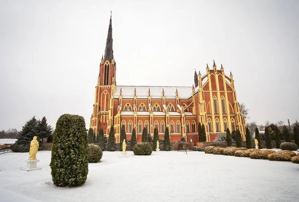 Heilige Drievuldigheid katholieke kerk, Gervyaty dorp in wintertijd, — Stockfoto