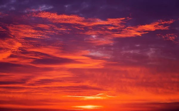 Krásné barevné nebe při západu slunce nebo sunrise jako pozadí. C — Stock fotografie