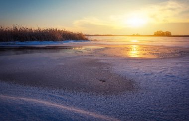 kış manzara nehir ve günbatımı gökyüzü ile. 