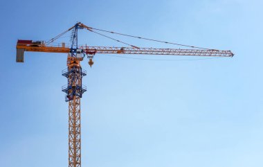 site bina vinç ve mavi gökyüzü