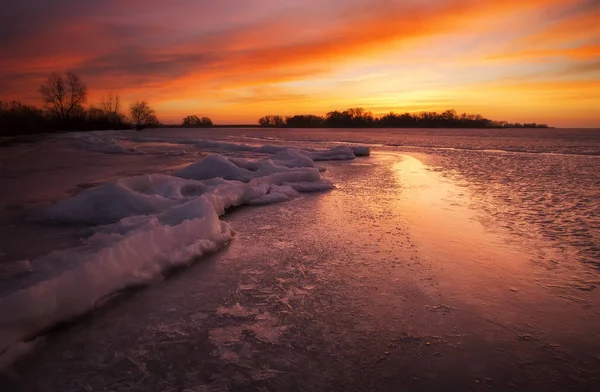 Winterlandschaft mit feurigem Himmel bei Sonnenuntergang. — Stockfoto