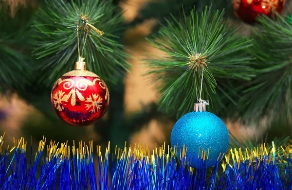 Renkli topları ile süslenen Noel ağacı — Stok fotoğraf