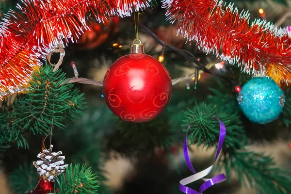Рождественская елка украшена цветными шарами — стоковое фото