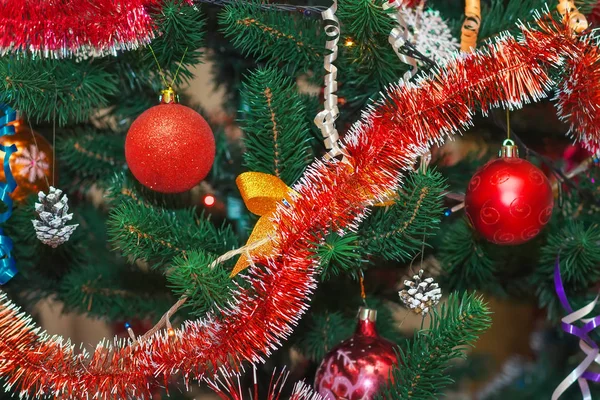 Árbol de Navidad decorado con bolas de colores —  Fotos de Stock