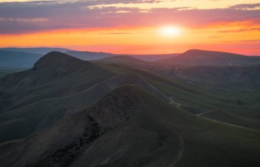 Gün doğarken Dağ Vadisi. Doğal yaz manzarası