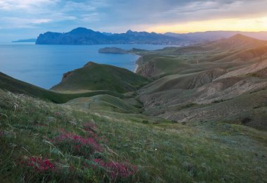 Sea Spring Körfezi. Dağın manzarası. Doğa bileşimi.