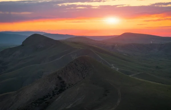 Valle de la montaña al amanecer. Paisaje natural de verano — Foto de Stock