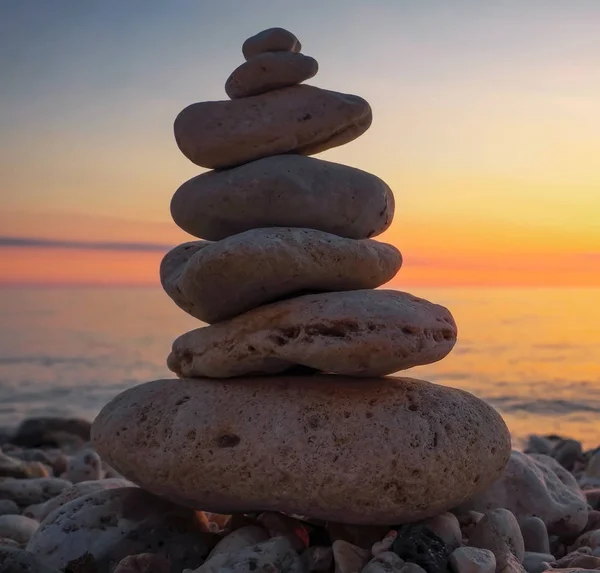 Pyramid of the small pebbles on the beach. — Stock Photo, Image