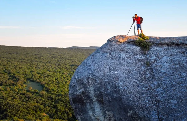 El fotógrafo toma fotos del paisaje en la roca en th — Foto de Stock