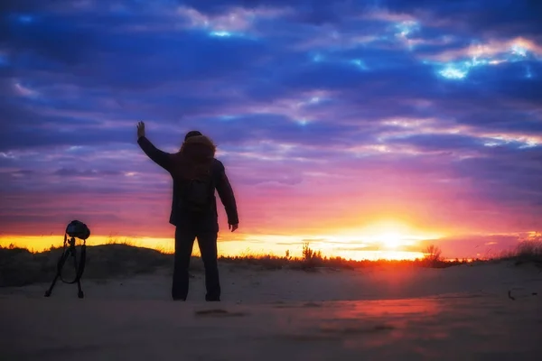 El fotógrafo dispara paisajes durante la puesta de sol en la arena — Foto de Stock