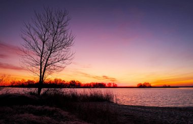 Günbatımı ateşli gökyüzü ve deniz ile güzel manzara. 